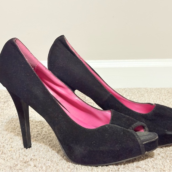 Elegant Black Peep-Toe Heels - Picture 3 of 9